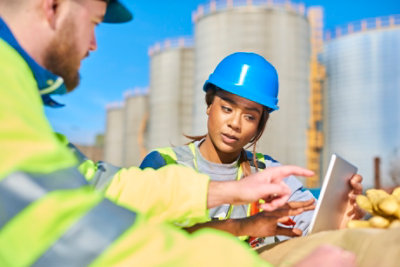 Mujer de servicio técnico GettyImages 678467176